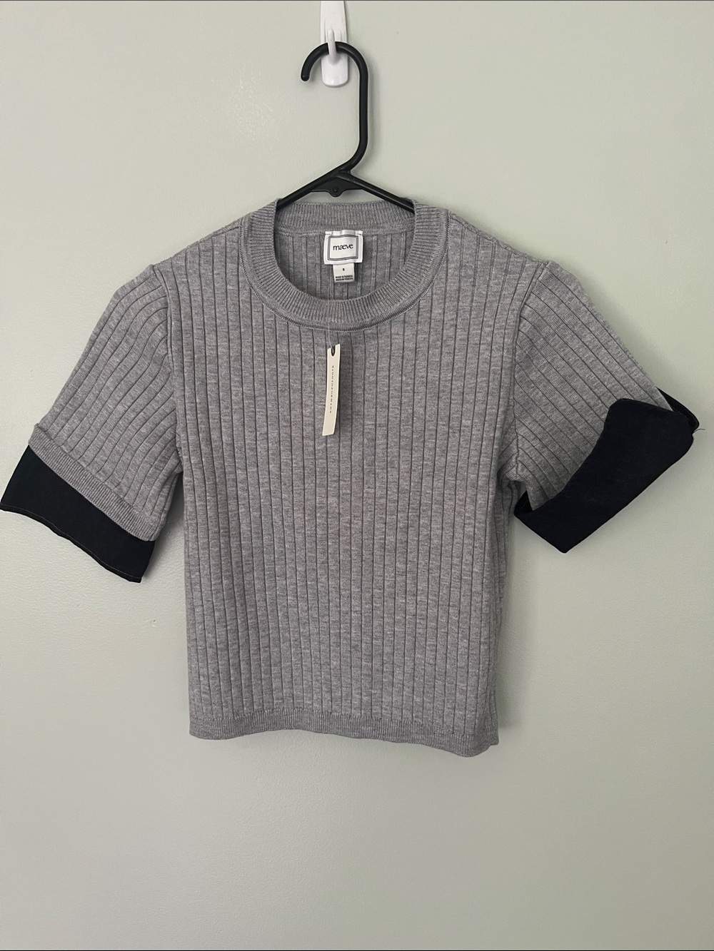 Maeve Gray Ribbed Short Sleeve Top with Black Cuff Detail - Picture 4 of 10